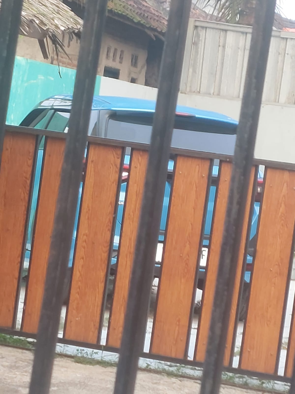 Diduga Kades Lumpang Parung Panjang Bogor Kerja Sama Dengan Debcollektor, (Dok, Foto:Toyota Raize Warna Biru di Tahan di Halaman Kantor Desa Lumpang Parung Panjang Bogor)