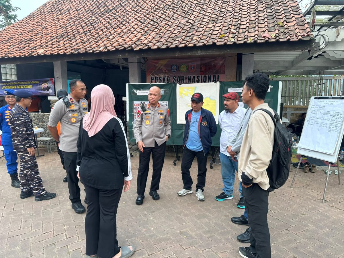Dok, foto: Ketua PWI Banten Bersama Kapolda di Posko Pencarian 5 Wartawan, Gelar Doa Bersama 