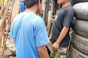 Dok, foto Istimewa: anak buah brengsek di lokasi tukang sedot solar dari mobil truk ke derijen