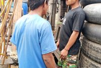 Dok, foto Istimewa: anak buah brengsek di lokasi tukang sedot solar dari mobil truk ke derijen