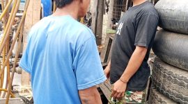 Dok, foto Istimewa: anak buah brengsek di lokasi tukang sedot solar dari mobil truk ke derijen